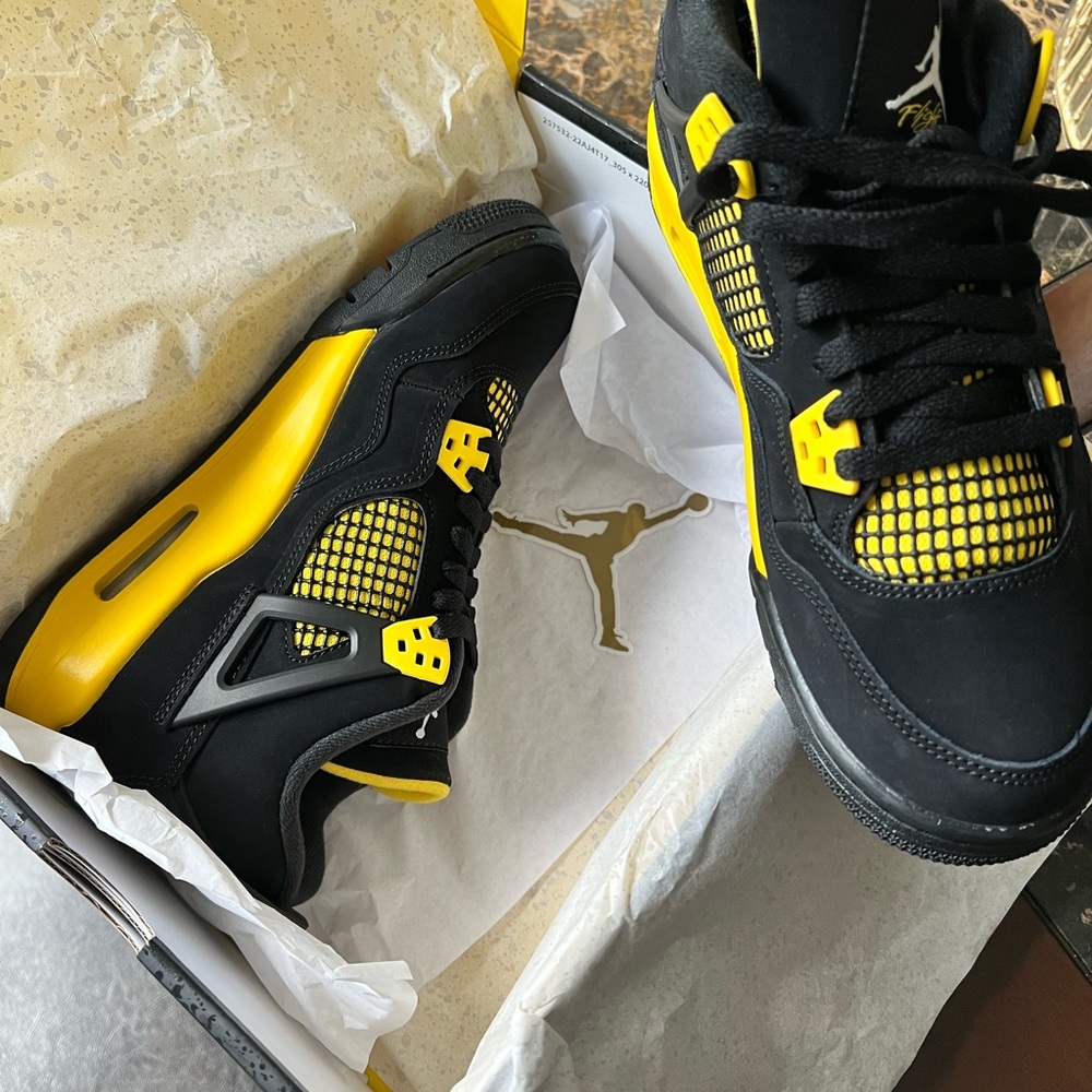 Air Jordan 4 Retro Thunder 2023